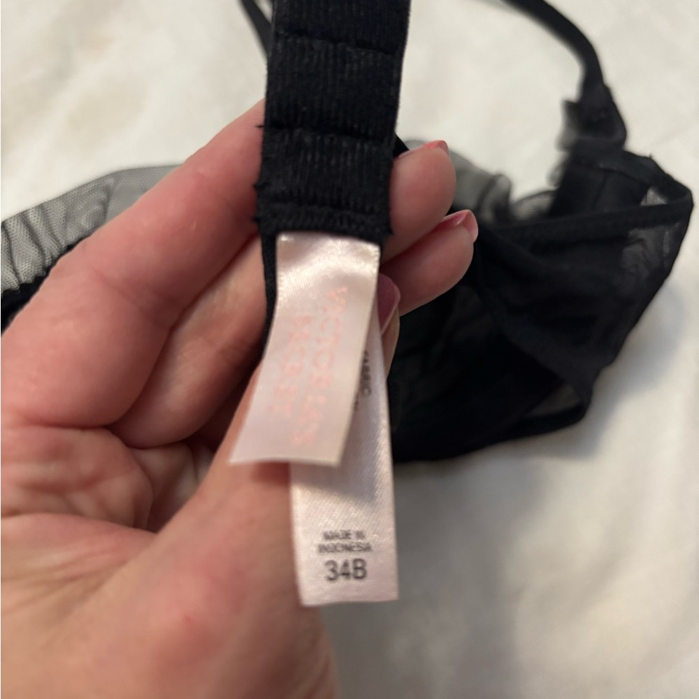 Elegant Black Bra with Ruffle Detail - Picture 4 of 6